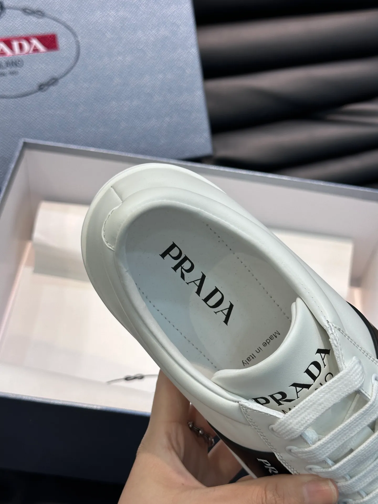 Men's shoes 💰p360 "Men's shoes 💰pRAD*" Prada's new high-end men's casual sports shoes. This leather sports shoe uses calfskin upper. The body of the shoe interprets the Prada letter brand logo from multiple angles. The brand logo is embellished on one side of the upper, all explaining the brand style. Sheepskin lining, lightweight, comfortable and durable! Size: 38-44